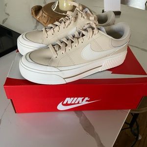 Nike Court Legacy Lift Pearl White/Phantom Sand